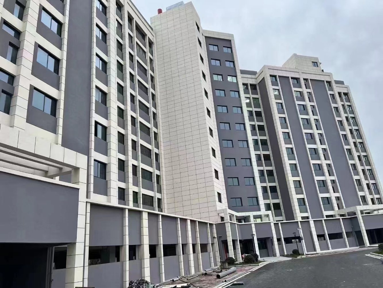 当涂项目建筑群实景，体现经开区人才安居项目的空间规模。