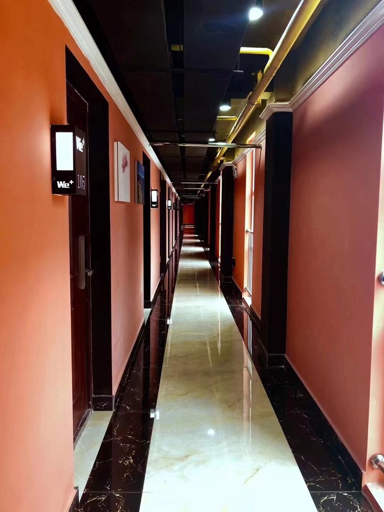 南陵项目室内走廊实景，呈现县域人才之家整洁有序的空间体验。