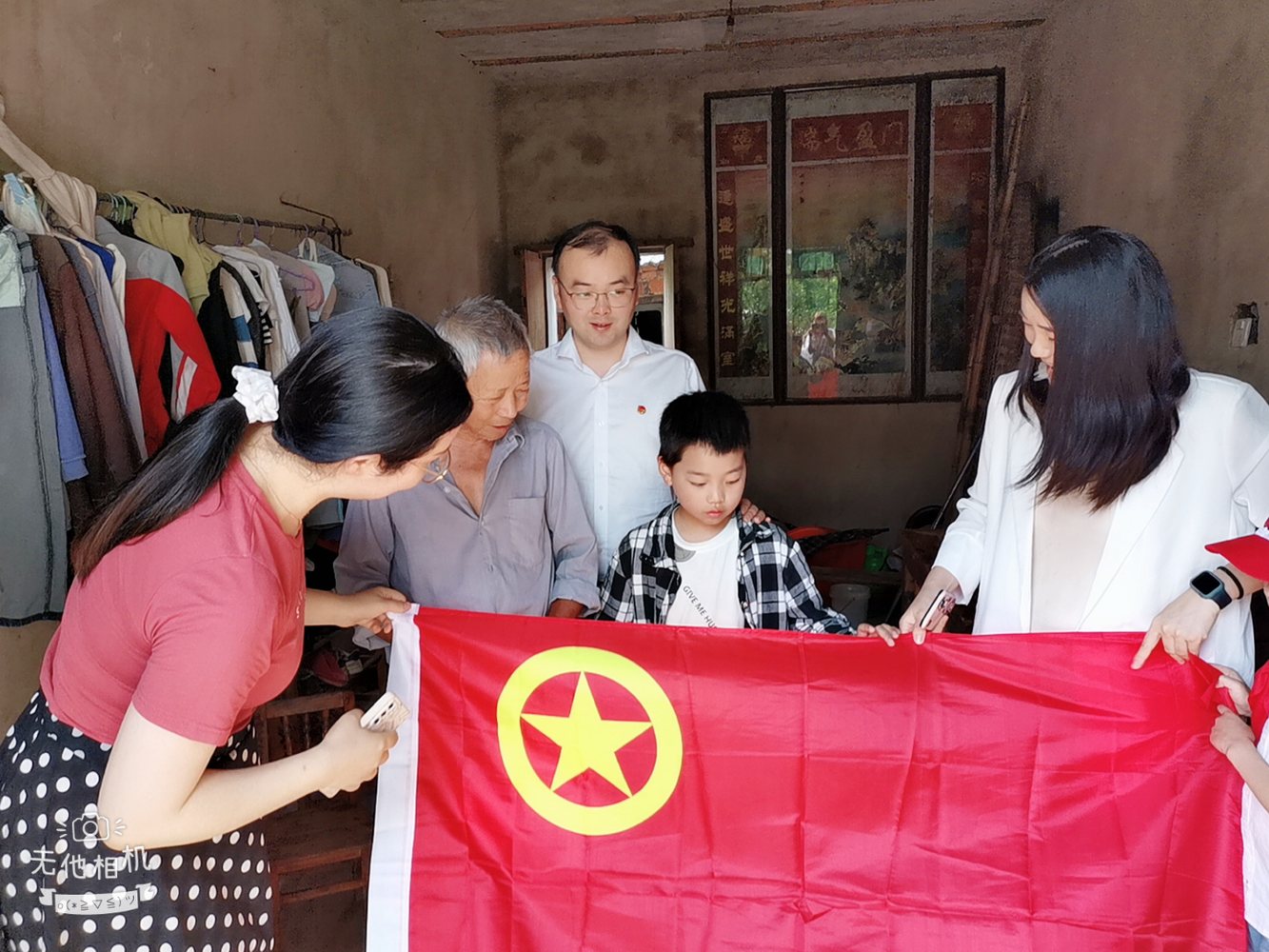 志愿者入户慰问老人和儿童，让公益从口号落到具体陪伴。