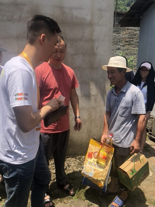 公益慰问与物资发放现场，记录“明明很爱你”的持续行动。