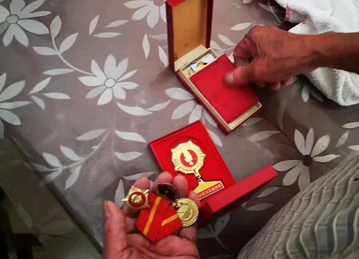 红色奖章与纪念徽章